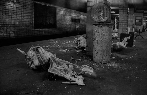 GDR, Berlin, 17 June 1990, Oranienburger Straße S-Bahn station, figures erected by the Weißensee art academy in the closed S-Bahn station, which were destroyed by someone at the beginning of the construction work at the station