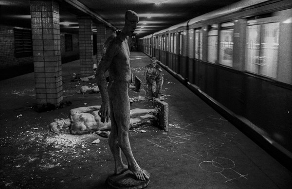 GDR, Berlin, 17 June 1990, Oranienburger Straße S-Bahn station, figures erected by the Weißensee art academy in the closed S-Bahn station, which were destroyed by someone at the beginning of the construction work at the station