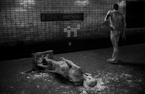 GDR, Berlin, 17 June 1990, Oranienburger Straße S-Bahn station, figures erected by the Weißensee art academy in the closed S-Bahn station, which were destroyed by someone at the beginning of the construction work at the station