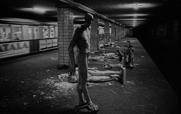 GDR, Berlin, 17 June 1990, Oranienburger Straße S-Bahn station, figures erected by the Weißensee art academy in the closed S-Bahn station, which were destroyed by someone at the beginning of the construction work at the station