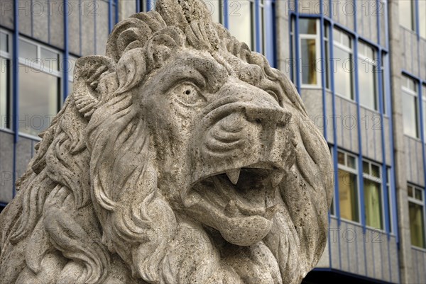 Stone lion by Alfred Goerig on Oskar-von-Miller-Ring, Munich