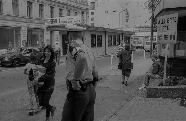 GDR, Berlin, 27 June 1990, Allied border hut at Check Point Charlie (Friedrichstraße), MP, military police (TAZlerin)