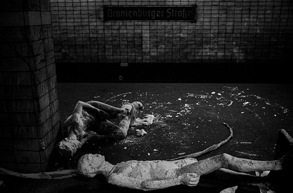 GDR, Berlin, 17 June 1990, Oranienburger Straße S-Bahn station, figures erected by the Weißensee art academy in the closed S-Bahn station, which were destroyed by someone at the beginning of the construction work at the station