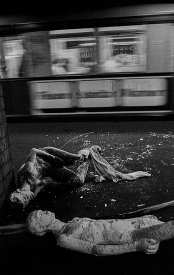 GDR, Berlin, 17 June 1990, Oranienburger Straße S-Bahn station, figures erected by the Weißensee art academy in the closed S-Bahn station, which were destroyed by someone at the beginning of the construction work at the station