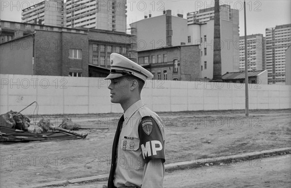 GDR, Berlin, 21 June 1990, MP of the American Allies, buildings at the Wall, seen from Zimmerstraße (corner of Charlottenstraße), looking towards Leipziger Straße