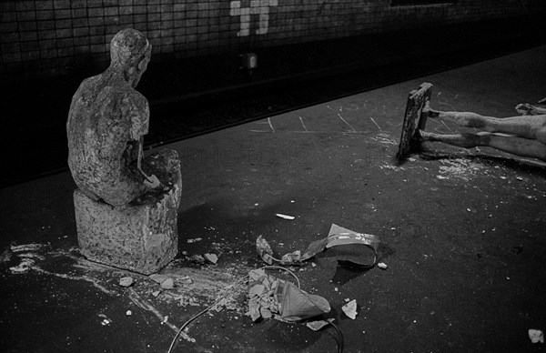 GDR, Berlin, 17 June 1990, Oranienburger Straße S-Bahn station, figures erected by the Weißensee art academy in the closed S-Bahn station, which were destroyed by someone at the beginning of the construction work at the station