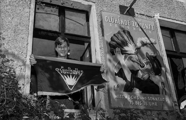 Germany, Berlin, 25 May 1991, PGH Glühende Zukunft, Henning Wagenbreth holding the club flag, Oderberger Straße, Europe