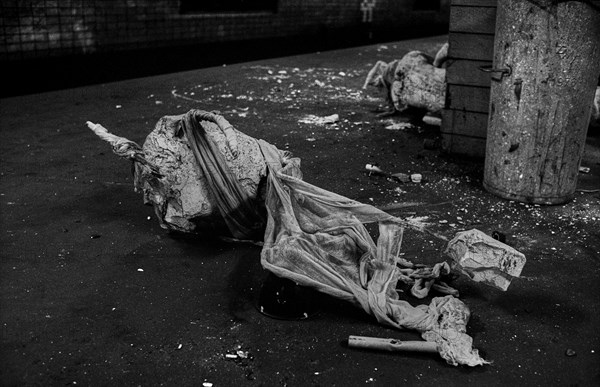 GDR, Berlin, 17 June 1990, Oranienburger Straße S-Bahn station, figures erected by the Weißensee art academy in the closed S-Bahn station, which were destroyed by someone at the beginning of the construction work at the station