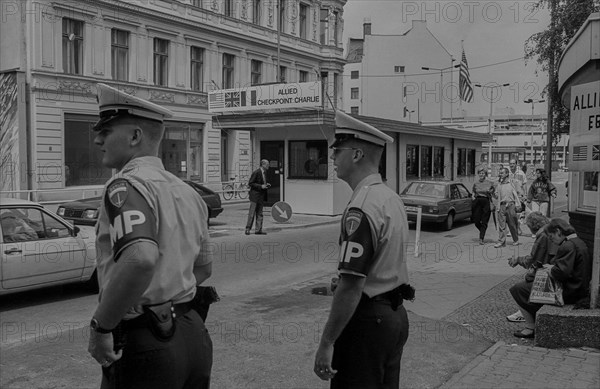 GDR, Berlin, 27 June 1990, Allied border hut at Check Point Charlie (Friedrichstraße), MP, military policemen