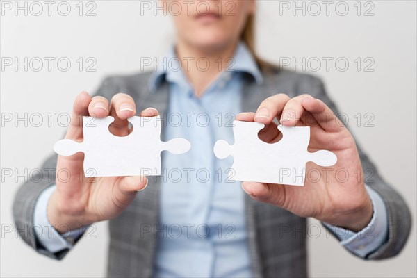 Businesswoman Find Strategy For Resolving Missing Ideas At Office