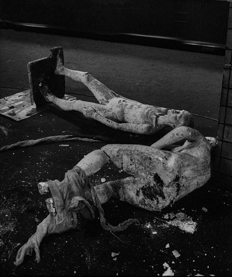 GDR, Berlin, 17 June 1990, Oranienburger Straße S-Bahn station, figures erected by the Weißensee art academy in the closed S-Bahn station, which were destroyed by someone at the beginning of the construction work at the station