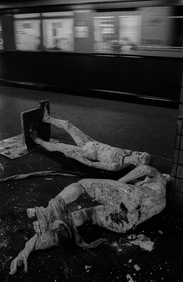 GDR, Berlin, 17 June 1990, Oranienburger Straße S-Bahn station, figures erected by the Weißensee art academy in the closed S-Bahn station, which were destroyed by someone at the beginning of the construction work at the station