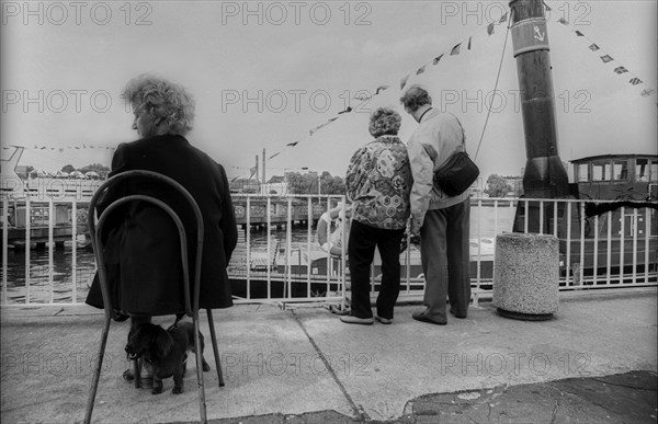 Germany, Berlin, 27.06.1991, landing stage of the Weiße Flott e in Treptower Park, woman on chair, dachshund, old steamer, Europe