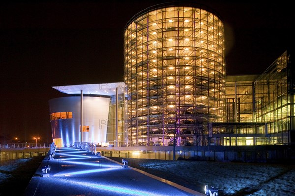 The Gläserne Manufaktur is a Volkswagen Group car factory in Dresden. It was built on the site of the former exhibition grounds at Straßburger Platz in the centre of Dresden, only about 1.5 km from the baroque city centre. In addition to the production facilities, the building also has catering and cultural facilities