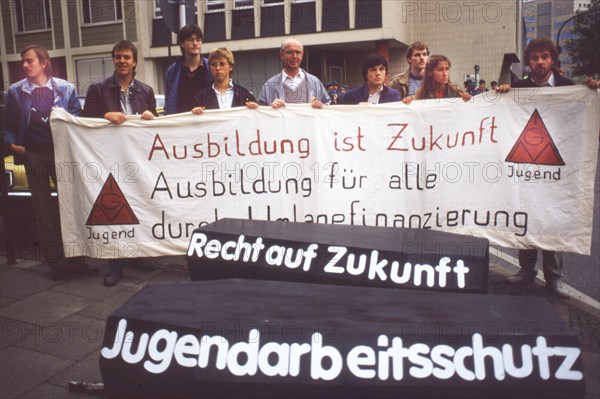 Siegen on 10 October 1985, Luwigsahafen on 14 December 1985, Dortmund on 11 December 1985 and 19 December 1985, The intention to amend section 116 on the right to strike was met by the DGB and individual trade unions and numerous workers with numerous and varied protests in the Federal Republic. Ludwigshafen