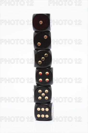 Symbol photo, stack of six black dice sorted by ascending value