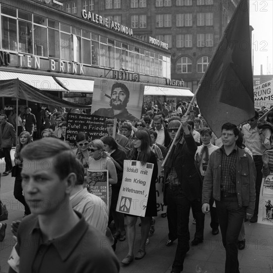 The US Army's conduct of the war in Vietnam, Cambodia and Laos met with increasing opposition from the German public in the 1960s, especially from the youth and student movements. Essen 1965, DEU, Germany, Bonn, Dortmund, Europe