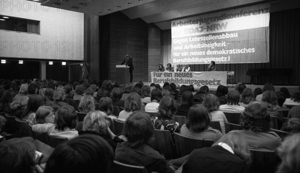 The conference of the left-oriented SDAJ and the torchlight march of the youth organisation against a reduction in apprenticeships and youth unemployment on 05.10.1974 in Remscheid, Germany, Europe