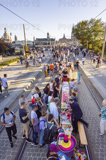 Dresden eats colourfully on Augustusbrücke and Schlossplatz. The motto of this year's banquet is Dresden divides and aims to focus on living together, humanity, humanity and good neighbourliness