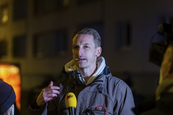 Corona deniers wanted to organise a demonstration in Dresden, which was banned by the city of Dresden. However, up to 500 people ignored this. Units of the Saxon riot police and Berlin police stopped them. A total of 780 police officers were deployed. Lateral thinking head Marcus Fuchs from Bautzen gives an interview