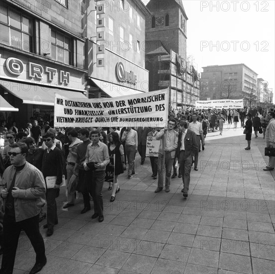 The US Army's conduct of the war in Vietnam, Cambodia and Laos met with increasing opposition from the German public in the 1960s, especially from the youth and student movements. Essen 1965, DEU, Germany, Bonn, Dortmund, Europe