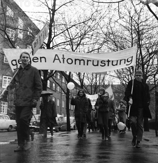 The 1964 Easter March led by the Campaign for Disarmament, here in Bremen on 29. 3. 1964, was guided by the demand for the disarmament of nuclear weapons in West and East, Germany, Europe