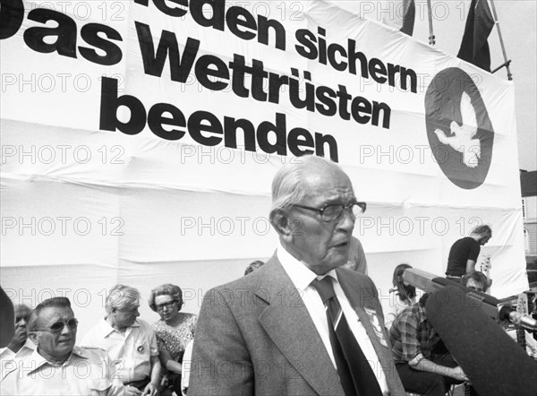 Several thousand demonstrators came to protest for disarmament and peace in Vietnam on Anti-War Day, 1.09.1979 in Bonn. Martin Niemöller, Germany, Europe