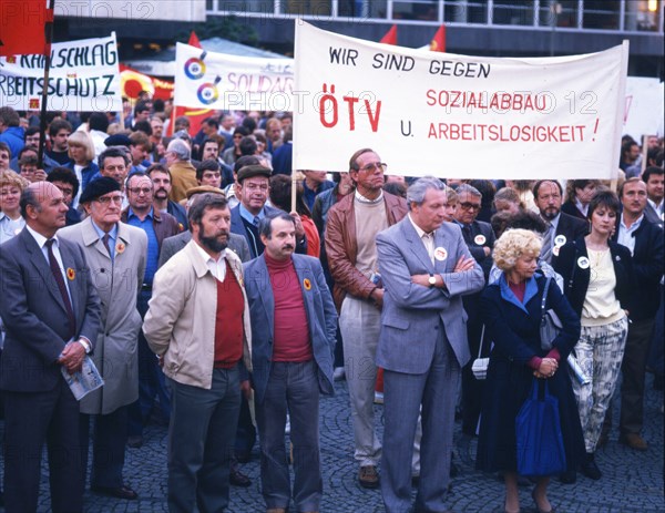 Siegen on 10 October 1985, Luwigsahafen on 14 December 1985, Dortmund on 11 December 1985 and 19 December 1985, The intention to amend section 116 on the right to strike was met by the DGB and individual trade unions and numerous workers with numerous and varied protests in the Federal Republic. Ludwigshafen