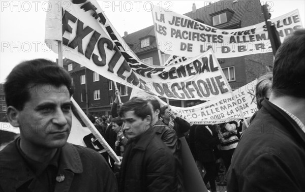 Crossed the industrial landscape of the Ruhr area and was marked by the active participation of the US icon Joan Baez. 1966, here in the Ruhr area from Duisburg to Dortmund on April 9, Ruhr area: The Easter March Ruhr 1966, Germany, crossed the industrial landscape of the Ruhr area and was marked by the active participation of the US icon Joan Baez. DEU, here in the Ruhr area from Duisburg to Dortmund on April 9, 1966, Ruhr area: The Easter March Ruhr 1966, Germany, DEU, Europe