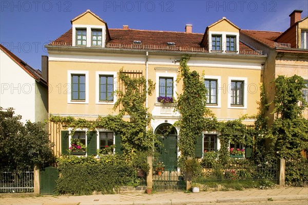 A memorial plaque on the house no. 10, built around 1830, commemorates Clara Schumann's father, Friedrich Wieck, who lived here from 1840 until his death in 1873