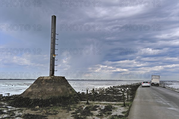 The Passage du Gois, Gôa, a tidal causeway from Beauvoir-sur-Mer to Île de Noirmoutier, La Vendée, Pays de la Loire, France, Europe