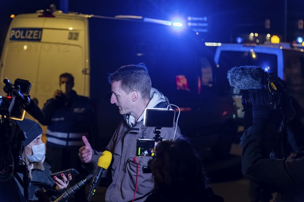 Corona deniers wanted to organise a demonstration in Dresden, which was banned by the city of Dresden. However, up to 500 people ignored this. Units of the Saxon riot police and Berlin police stopped them. A total of 780 police officers were deployed. Lateral thinking head Marcus Fuchs from Bautzen gives an interview