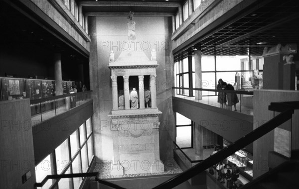 As part of the Latin course, this class of the Max-Planck-Gymnasium in Dortmund visited the Romano-Germanic Museum and Cologne Cathedral on 19 January 1975, In the Romano-Germanic Museum