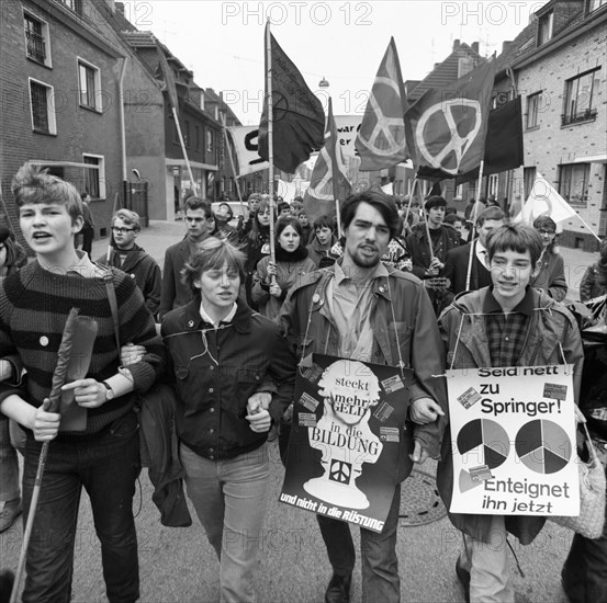 The Easter March 1968, Germany, demonstrated for peace with the main demands to end the Vietnam War and against the emergency laws from Duisburg to Dortmund. DEU, here on 13. 4. 1968 in the Ruhr area, Ruhr Area: The Easter March 1968, Germany, Europe