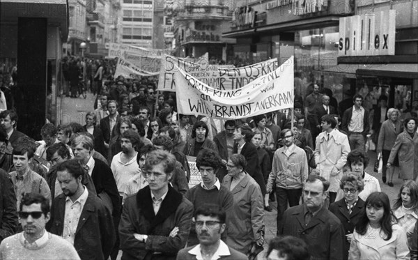 The US Army's waging of war in Vietnam, Cambodia and Laos met with increasing opposition from the German public in the 1960s, especially from the youth and student movements. Bonn 1968, DEU, Germany, Bonn, Dortmund, Europe