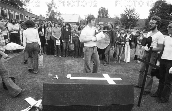 Students of the Abendgymnasium in Dortmund protested with an action against the education reform, which according to their mening affects the 2nd education, 15, 6.1976, Germany, Europe