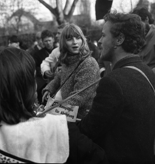 The Easter march of the opponents of nuclear weapons, here in the Ruhr area on 17. 4. 1965 with the Ruhr OM 65, opposed a multinational nuclear force (MLF) and the war in Vietnam, Germany, Europe