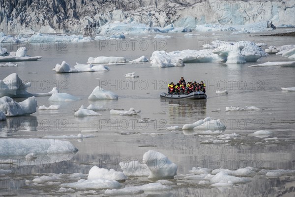 Boats with tourists in the glacier lagoon, ice lagoon Fjallsárlón, ice floes in front of glacier Fjallsjökull, Vatnajökull, Hornafjörður, Iceland, Europe