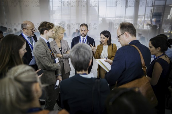 Annalena Baerbock (Buendnis 90 Die Gruenen), Bundesaussenministerin, Jennifer Lee Morgan, Staatssekretaerin und Sonderbeauftragte fuer internationale Klimapolitik im Auswaertigen Amt besprechen sich mit Vertretern der EU, im Rahmen der COP28 in Dubai, 10