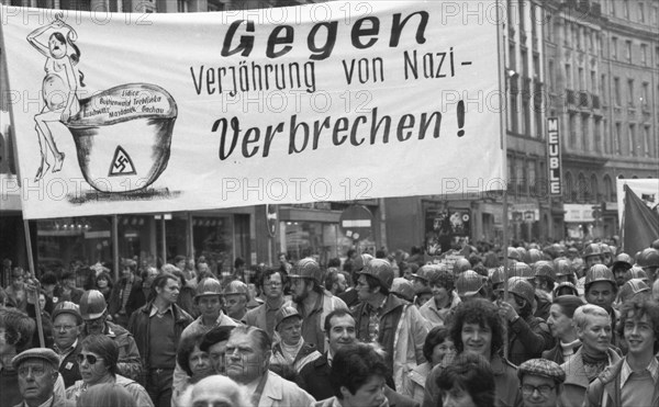 International resistance fighters and persecutees of the Nazi regime demonstrated against the prosecution of Nazi crimes, partly dressed in the clothes of concentration camp inmates, in Strasbourg, FRA, France, 21 April 1979, Europe