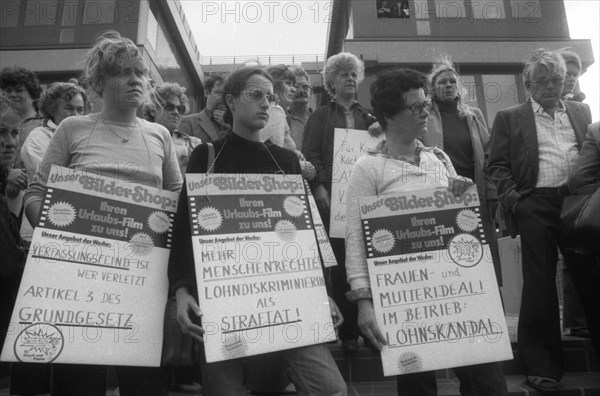 In front of and in the regional labour court, 29 woman and their relatives fought for equal pay in their company, the photo producer Heinz in Gelsenkirchen, for equal pay, accompanied in solidarity by relatives of other companies and trade unions on 19.09.1979 in Hamm, Germany, Europe