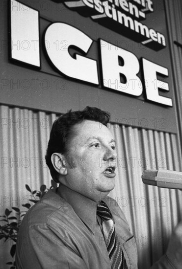 The Youth Conference of the Mining, Energy and General Workers' Union (IGBE) on 07.06.1974 in Recklinghausen. Friedhelm Farthmann at the lectern, Germany, Europe