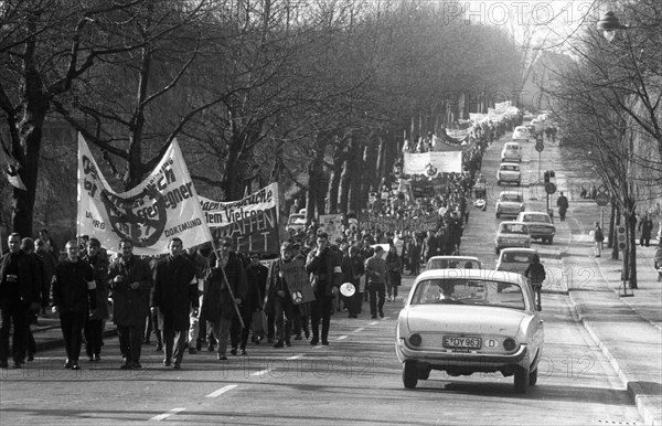 For disarmament and against nuclear weapons in Germany. 1967 in the Ruhr area, here on March 25, Ruhr area: The Easter march Ruhr 1967, Germany, For disarmament and against nuclear weapons in Germany. DEU, here on March 25, 1967 in the Ruhr area, Ruhr area: The Easter march Ruhr 1967, Germany, DEU, Europe