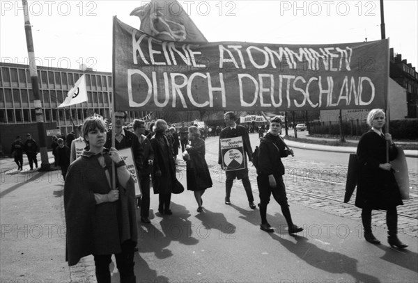 Crossed the industrial landscape of the Ruhr area and was marked by the active participation of the US icon Joan Baez. 1966, here in the Ruhr area from Duisburg to Dortmund on April 9, Ruhr area: The Easter March Ruhr 1966, Germany, crossed the industrial landscape of the Ruhr area and was marked by the active participation of the US icon Joan Baez. DEU, here in the Ruhr area from Duisburg to Dortmund on April 9, 1966, Ruhr area: The Easter March Ruhr 1966, Germany, DEU, Europe