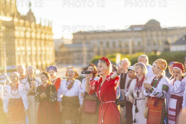 Dresden eats colourfully on Augustusbrücke and Schlossplatz. The motto of this year's banquet is Dresden divides and aims to focus on living together, humanity, humanity and good neighbourliness