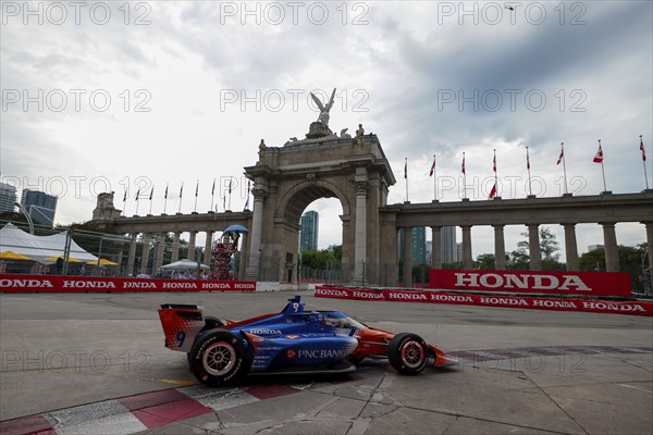 SCOTT DIXON (9) of Auckland, New Zealand runs through the streets during the Honda Indy Toronto in Toronto, ON, CAN