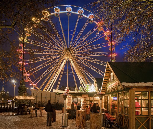 Christmas market on the main street, from the main railway station, via Prager Straße, the Striezelmarkt, the Neumarkt, to the main street in Dresden's Neustadt district, a large market mile stretches out in Dresden during the Christmas season. A special attraction is the Ferris wheel at the Goldener horse-rider