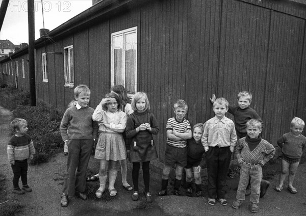 Children, large families and single parents in a homeless shelter on 28.6.1971 in Hilden, Germany, Europe