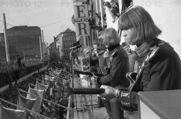 DEU, Germany, Dortmund: Personalities from politics, business and culture from the 50s Dortmund. Musicians from the famous group The Lords performing in the Westenhellweg shopping centre in 1965, Europe