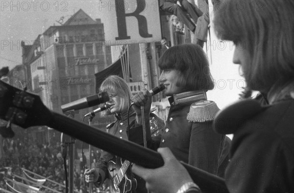 DEU, Germany, Dortmund: Personalities from politics, business and culture from the 50s Dortmund. Musicians from the famous group The Lords performing in the Westenhellweg shopping centre in 1965, Europe